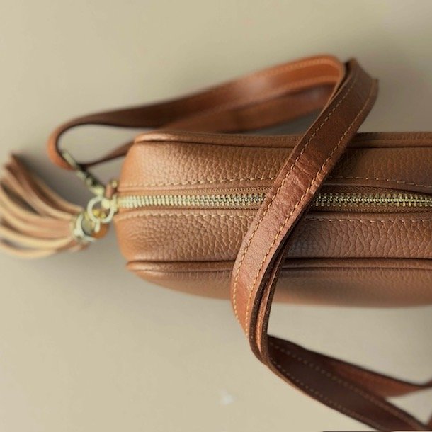 Taskerem smal cognac Skind