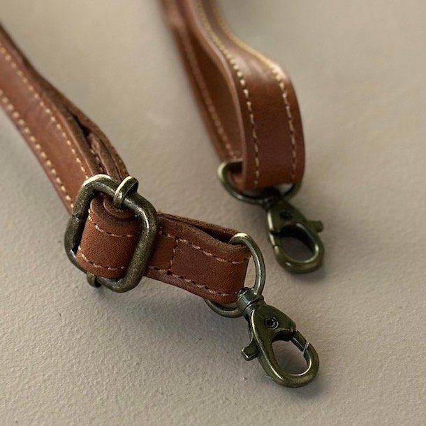 Taskerem smal cognac Skind