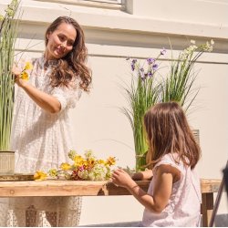 Gr�s med blomst - udend�rs H 76 cm