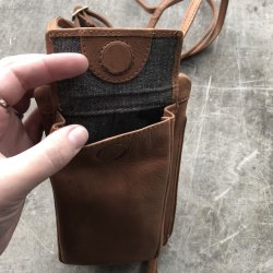 LIVE Molly  Crossbody med mobilrum 