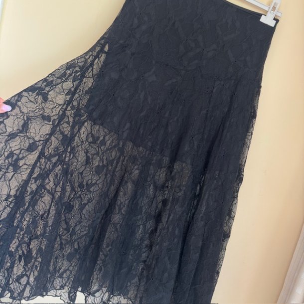 Nederdel med blonde str. S-L