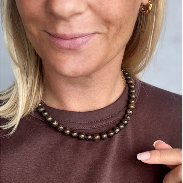 Halskde Jackie med naturperler