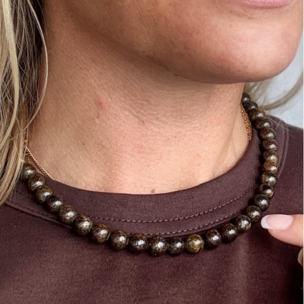 Halskde Jackie med naturperler