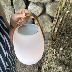 LED Lampe med h�jtaler og l�der strop