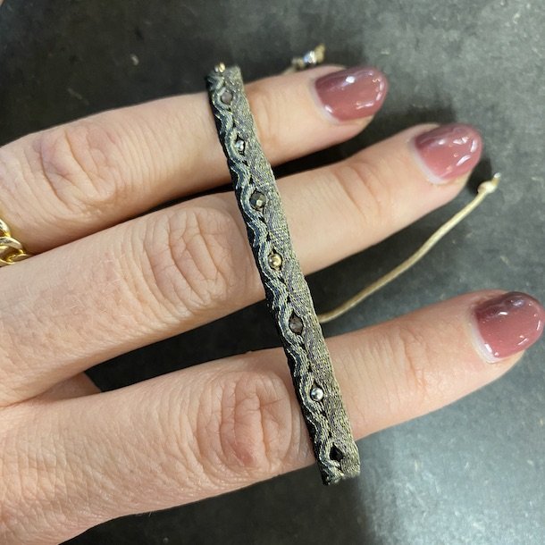 Vvet armbnd streight dot