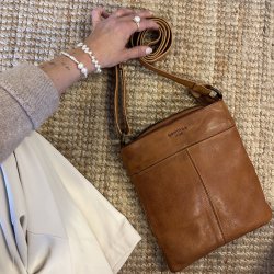 Avon Crossbody Skind