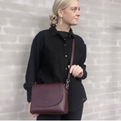 Crossbody med klap strukturskind