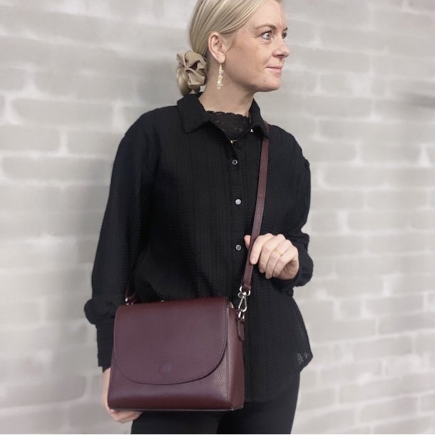 Crossbody med klap strukturskind