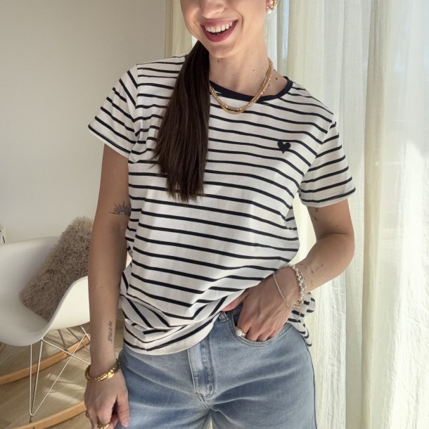 T-shirt med striber og hjerte 