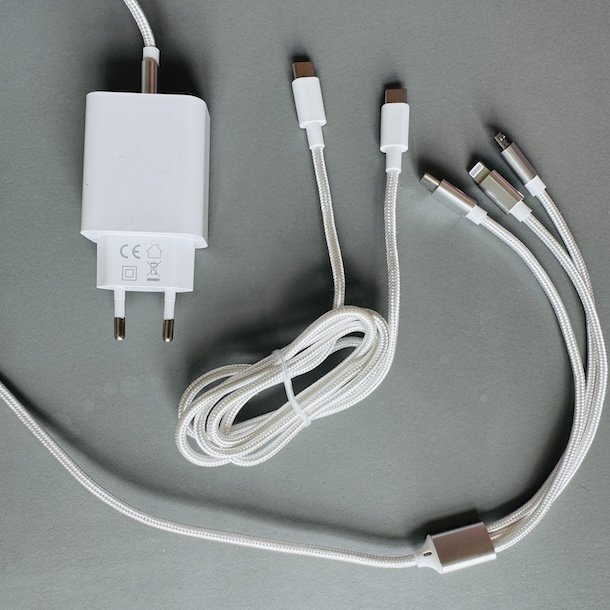 Pakke: Adapter + 2 ladekabler: USB C + 3 i 1