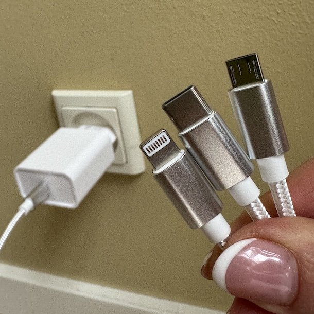 Pakke: Adapter + 2 ladekabler: USB C + 3 i 1