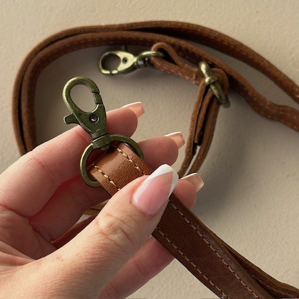 Taskerem smal cognac Skind