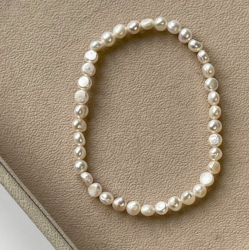 Ankelkde Jennifer med perler