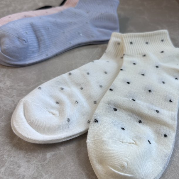 Str�mper med kort skaft og prikker 