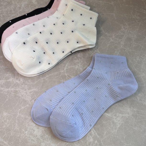 Str�mper med kort skaft og prikker 