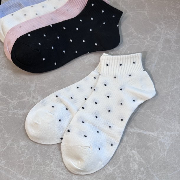 Str�mper med kort skaft og prikker 