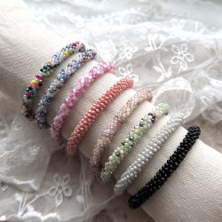 Armb�nd med sm� perler