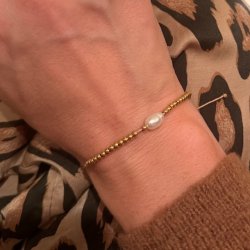 Armbnd med guld perler