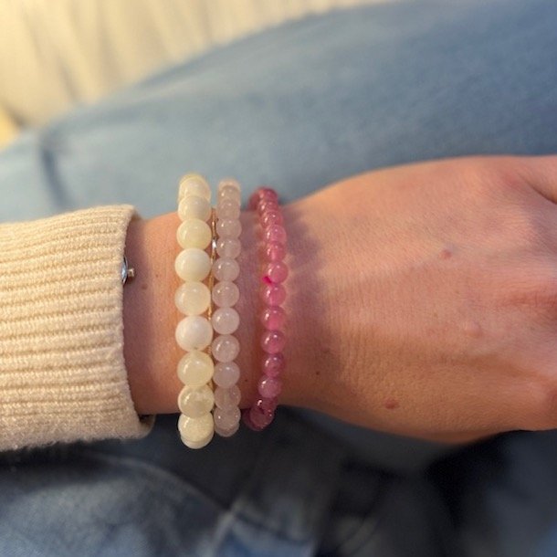 Armbnd med mineral perler