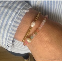 Armbnd med guld perler