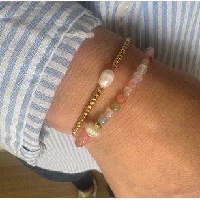 Armbnd med guld perler