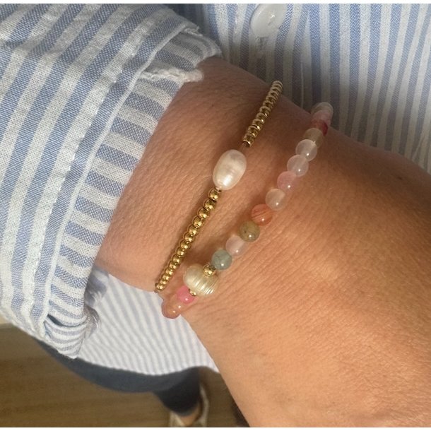 Armbnd med guld perler