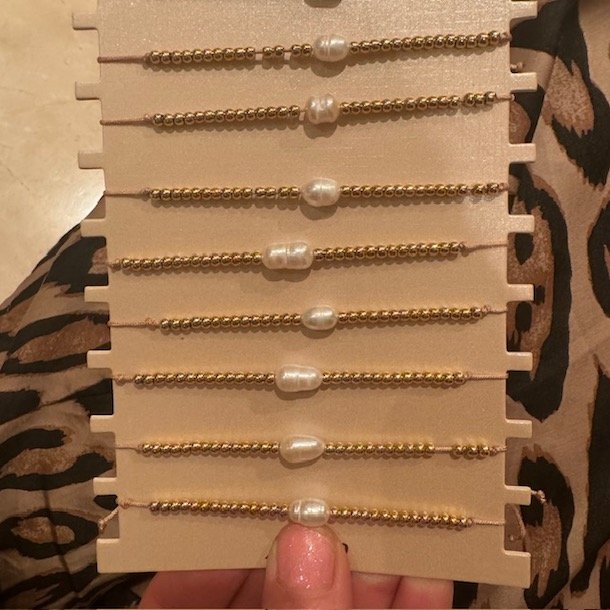 Armbnd med guld perler