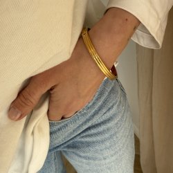 Armring LINED BANGLE 65 MM. Guldbelagt vandfast