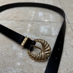 Blte MELLOW sort med guld spnde