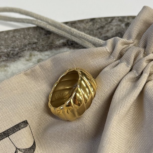Fingerring LINED WIDE Vandfaste 18 karat forgyldt 
