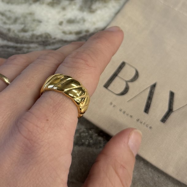 Fingerring LINED WIDE Vandfaste 18 karat forgyldt 