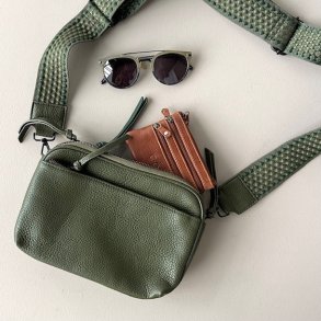 Crossbody med trendrem og mange rum