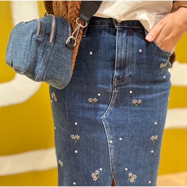 Lang denim nederdel med broderi str 34-42