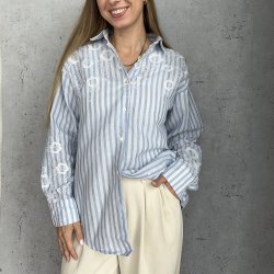 Skjorte Alma stribet med hvid broderi str. S-XL