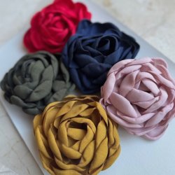 Broche / hrspnde med blomst