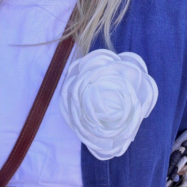 Broche / hrspnde med blomst