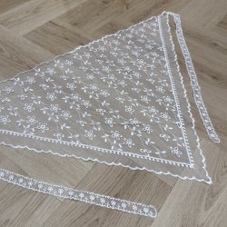 Blonde t�rkl�de med blomster og sn�re