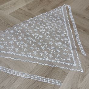 Blonde t�rkl�de med blomster og sn�re