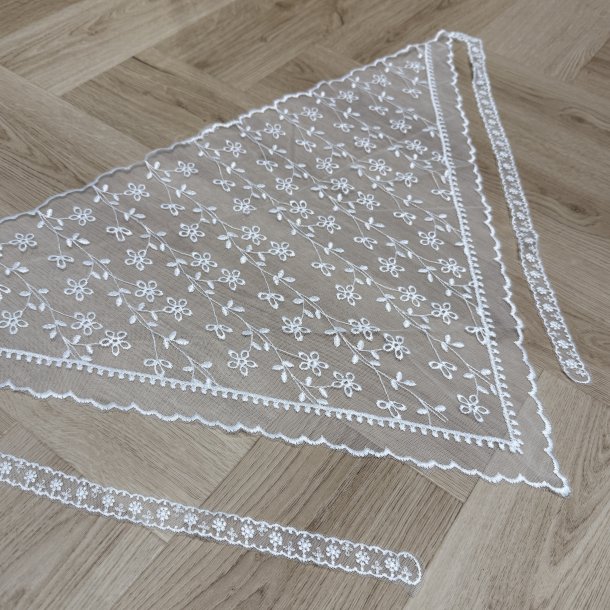 Blonde t�rkl�de med blomster og sn�re