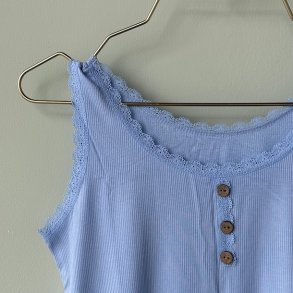 Tank top med blonde og pynte knapper