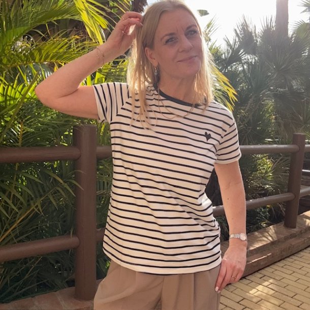 T-shirt med striber og hjerte 