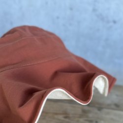 Solhat med bjelig kant