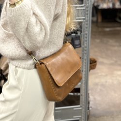 Crossbody med klap Brienno Kernel�der