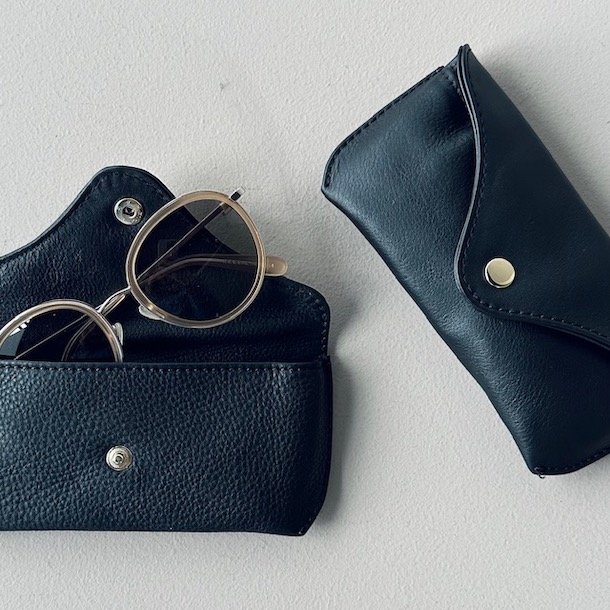 Stor pung til pas og brilleetui COW sort skind