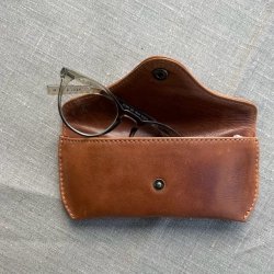 Brilleetui cow raw cognac skind