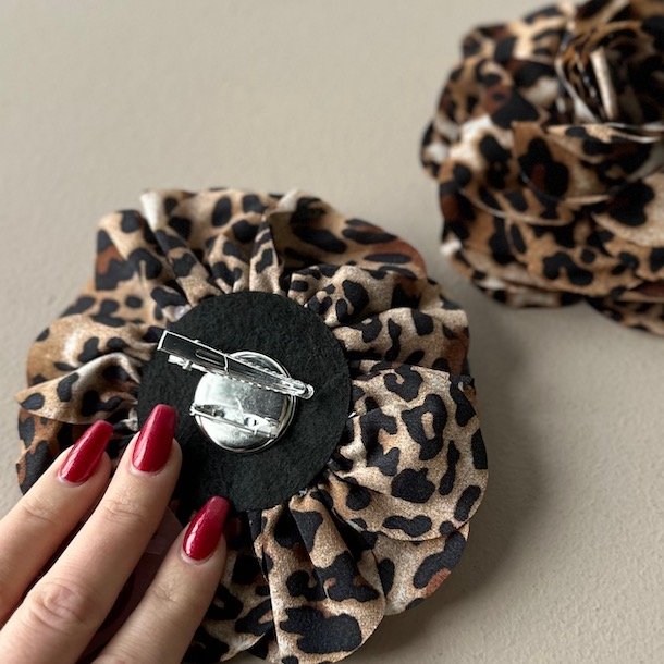 Stor broche / hrspnde blomst leo