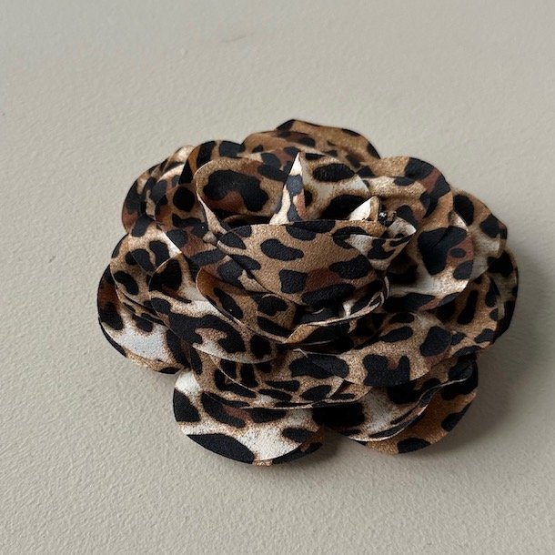 Stor broche / hrspnde blomst leo