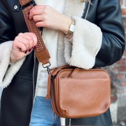Crossbody med trendrem og mange rum