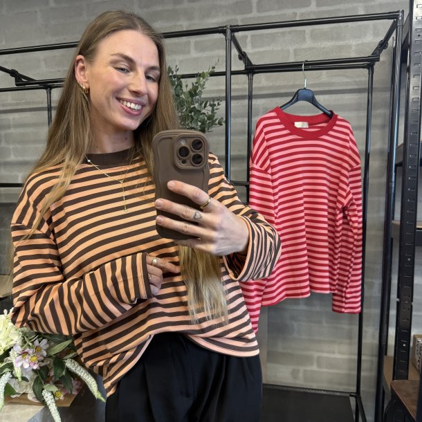 Lang�rmet bluse med striber 