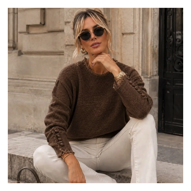 Strik med blonde og knapper - uld miks